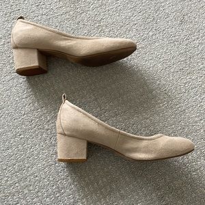 Suede size 8 neutral pumps